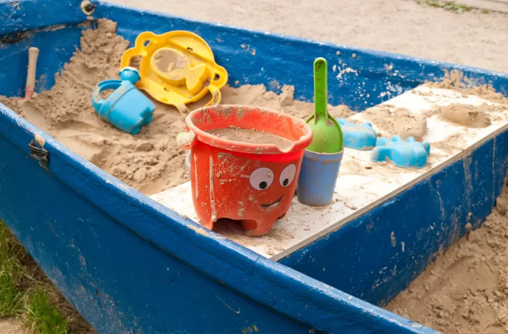 Sandkasten aus einem umfunktionierten Ruderboot.