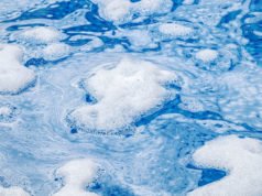 Schaum im Pool