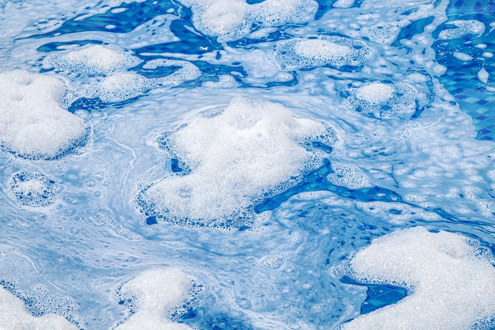 Schaum im Pool: Ursachen & Anleitung zur Behandlung des Poolwassers