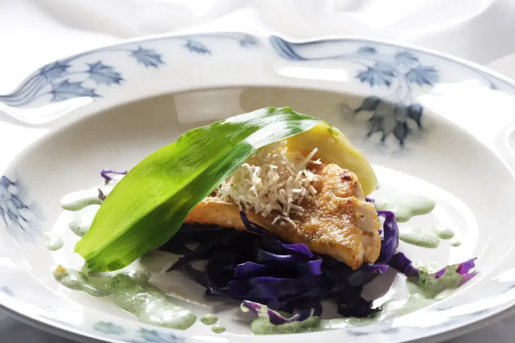 Zander auf frischem Rotkohl mit gehobeltem Meerrettich.
