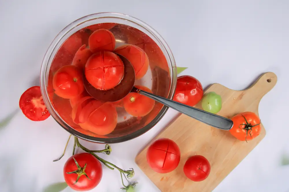 Tomaten häuten mit heißem Wasser