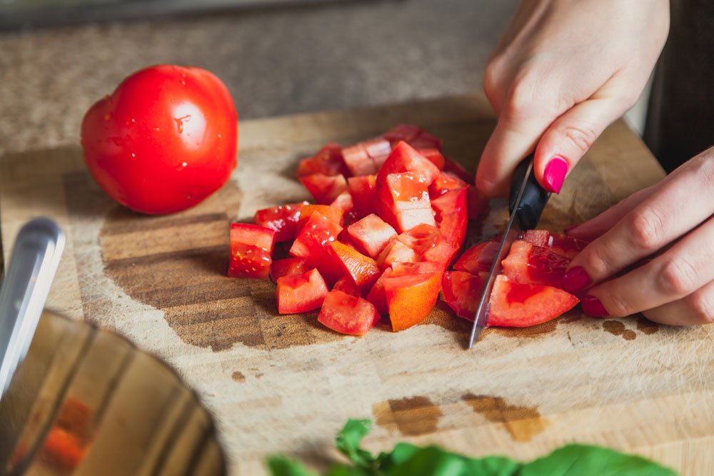 © glebchik / stock.adobe.com Tomatenstücke einfrieren