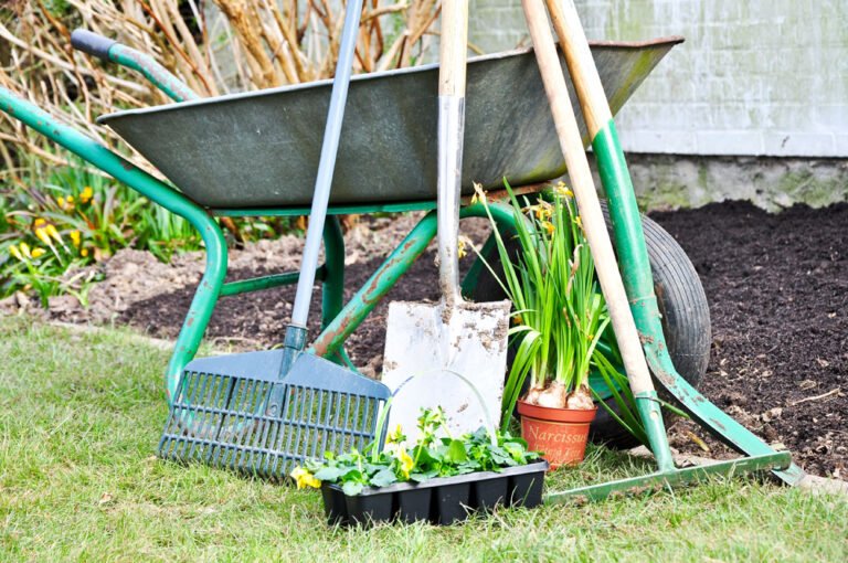 Gartengeräte aufbewahren – 6 praktische Möglichkeiten