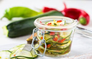 fermentierte Zucchini im Glas