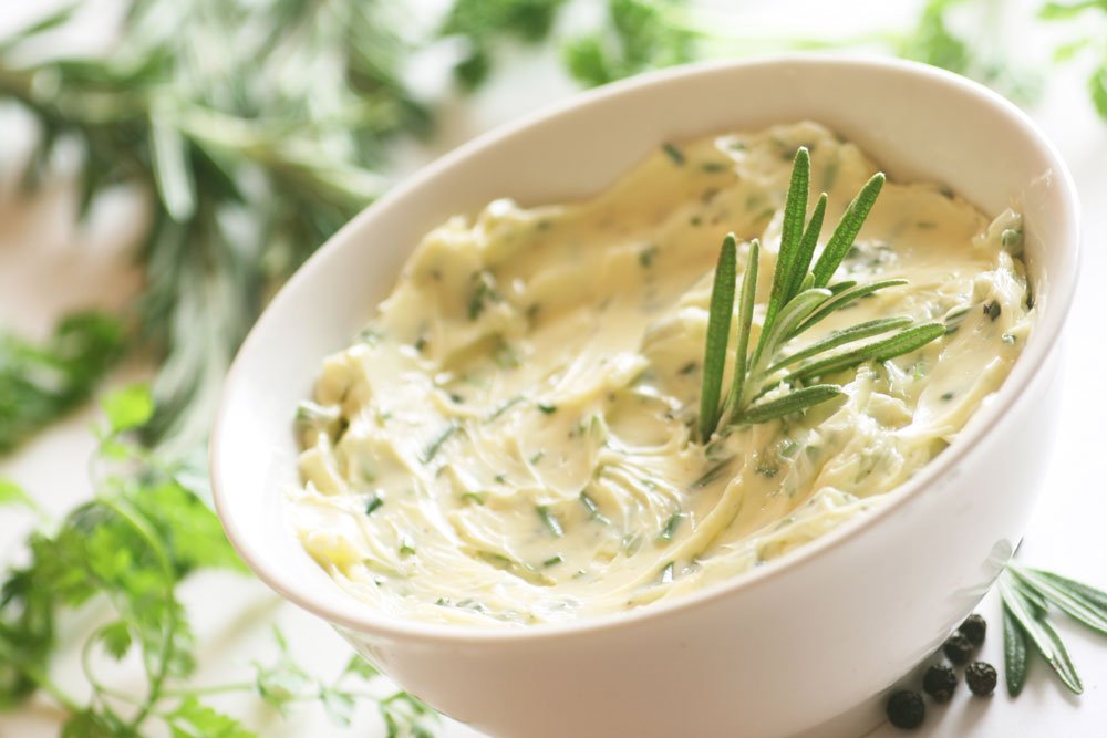 Tannenspitzen-Butter ist ein aromatischer Brotaufstrich Tannenspitzen-Butter
