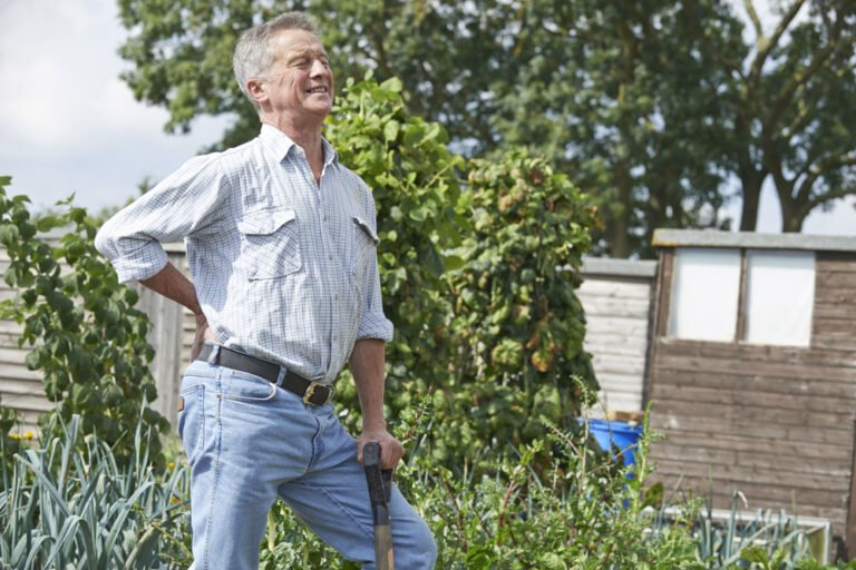 Gärtnern ohne Rückenschmerzen: Tipps für Gartenmöbel, Hochbeet & Werkzeug