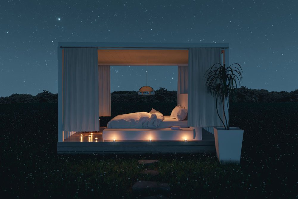 Luxuriöses Outdoor-Bett mit Überdachung.