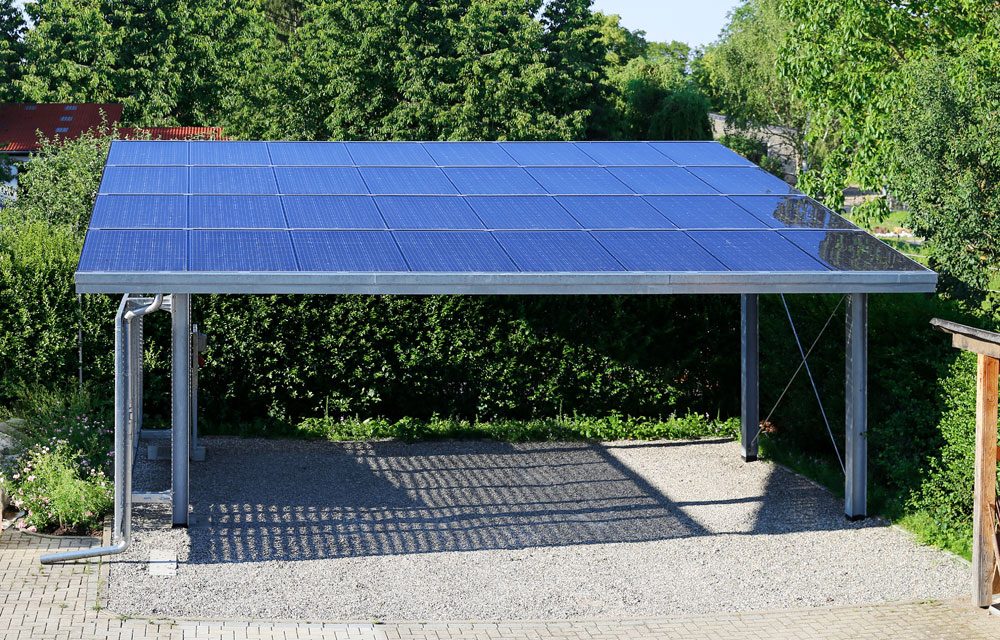 Carport mit Solarplatten