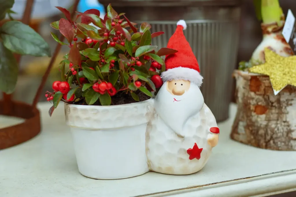Übertopf mit dekorativer Weihnachtsmannfigur.