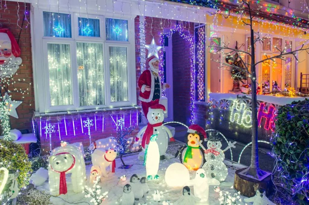 Garten erstrahlt in extremer Weihnachtsbeleuchtung.