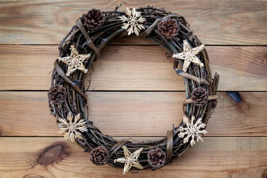 Rustikaler Weihnachtskranz hängt an der Tür.
