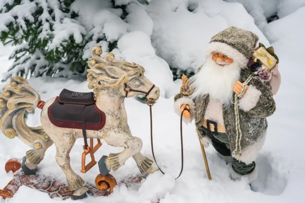 Weihnachtsfiguren im Garten