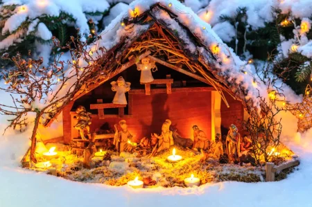 Weihnachtskrippe im Schnee.