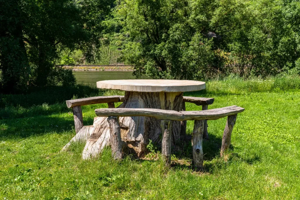 Tisch aus einem Baumstumpf