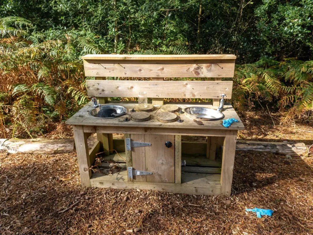 Selbstgebaute Matschküche im Garten Gartenspielzeug: 8 einfache DIY-Ideen für Ihre Kinder