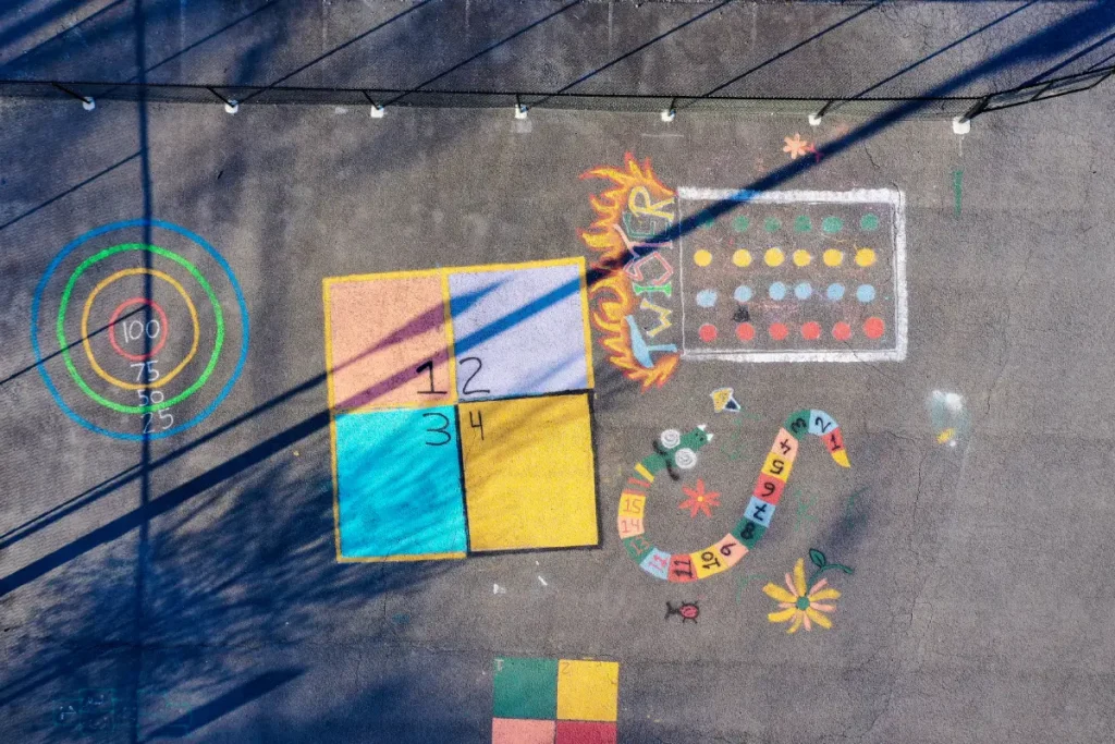 Mit Kreide gemalte Spiele auf einem Weg Gartenspielzeug: 8 einfache DIY-Ideen für Ihre Kinder