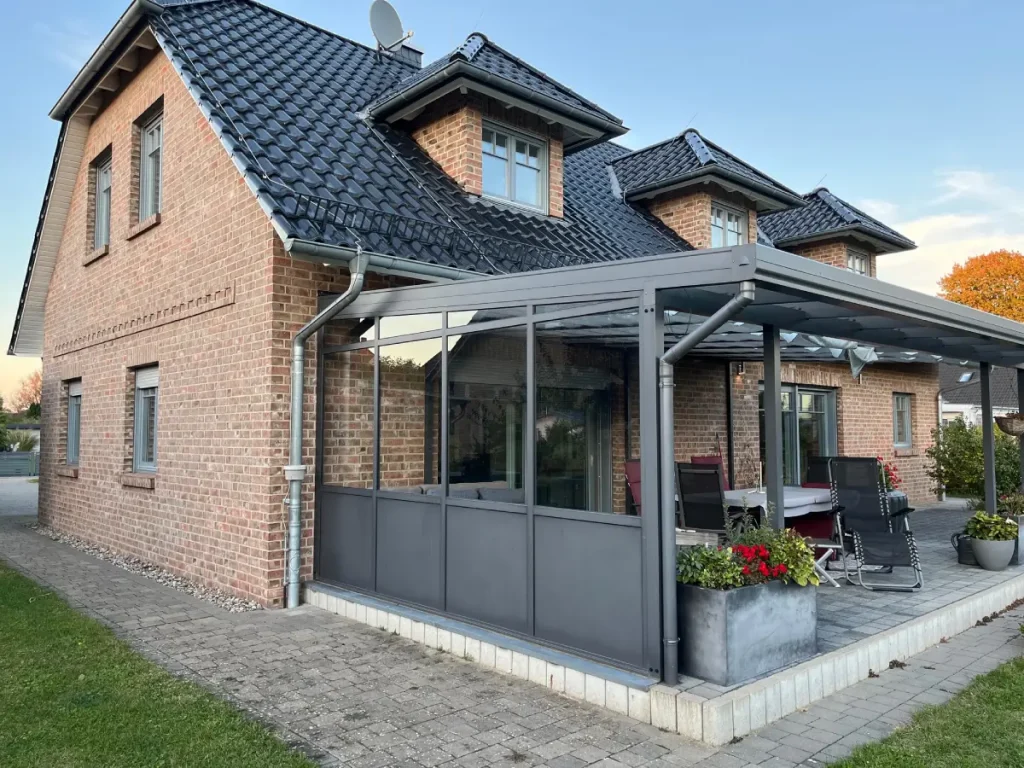 Terrassenüberdachung mit Windschutz an der Seite Von Schutz bis Dekoration: Wie Sie die ideale Folie für Ihre Anforderungen finden