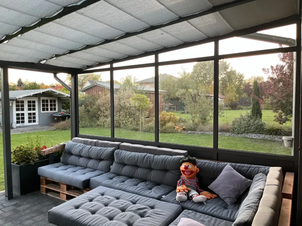 Terrassenüberdachung mit Windschutz an der Seite von innen Von Schutz bis Dekoration: Wie Sie die ideale Folie für Ihre Anforderungen finden