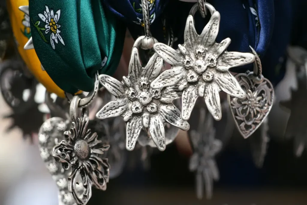 Edelweiß als Trachtenanhänger Edelweiß pflanzen, pflegen und vermehren