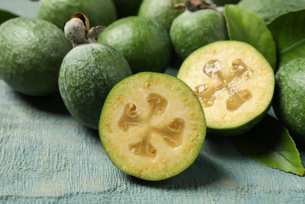 Die Brasilianische Guave hat weißes bis gelbliches Fruchtfleisch - © New Africa / stock.adobe.com Brasilianische Guave pflanzen, pflegen und ernten