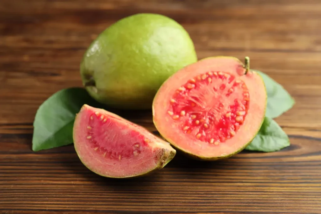 Die Echte Guave hat rosa, gelbes, rötliches oder weißes Fruchtfleisch - © New Africa / stock.adobe.com Brasilianische Guave pflanzen, pflegen und ernten