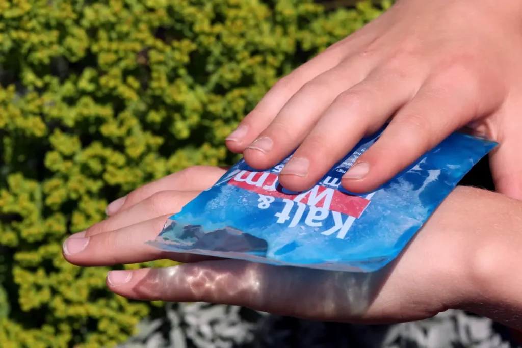 Kühlpad wird auf eine Hand gelegt Können Hummeln stechen?