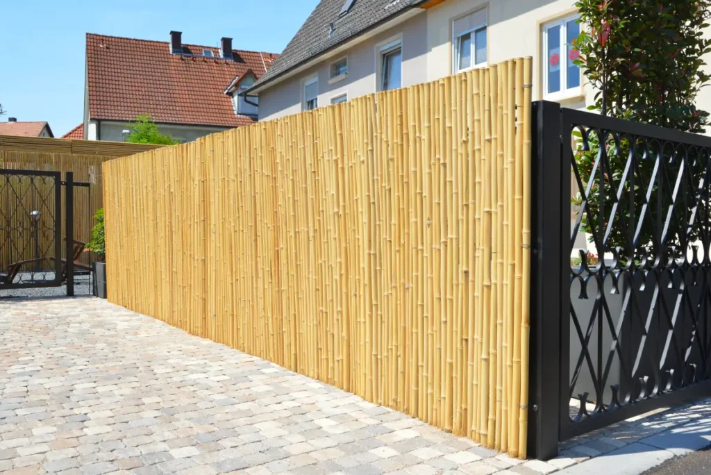 Sichtschutz aus Bambus Sichtschutz in Holzoptik - 9 schöne Varianten mit natürlichem Look vorgestellt
