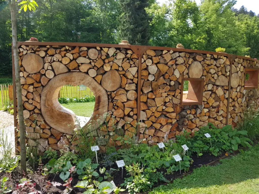 Sichtschutz aus gestapelten Holzscheiten Sichtschutz in Holzoptik - 9 schöne Varianten mit natürlichem Look vorgestellt