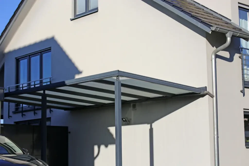 Mehr Raum im Grünen: Wie Carports und Wintergärten den Garten aufwerten