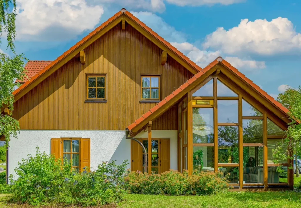 Mehr Raum im Grünen: Wie Carports und Wintergärten den Garten aufwerten