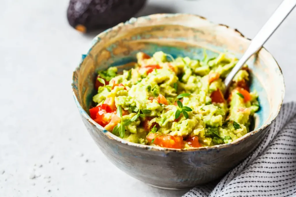 Guacamole in einer Schale Ist die Avocado Obst oder Gemüse? Die Wahrheit über die grüne Superfrucht