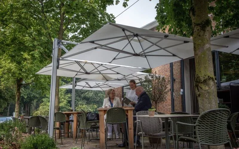 Terrasse im Sommer beschatten mit Gastro-Sonnenschirm