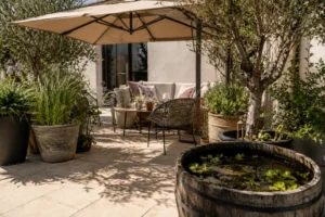 Terrasse im Sommer kühl halten: Tipps gegen Hitzestau