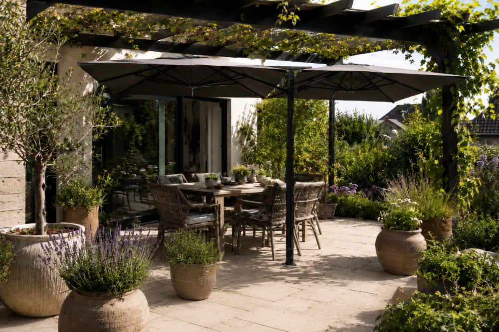 Offene Beschattung mit Sonnenschirm und Pergola.