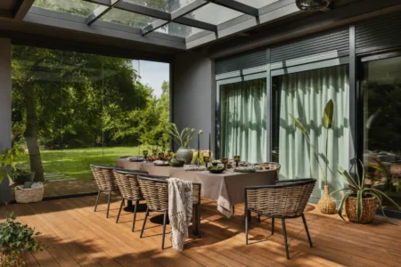 Überdachte Terrasse seitlich mit Glasschiebeelementen schließen Überdachte Terrasse seitlich mit Glasschiebeelementen schließen